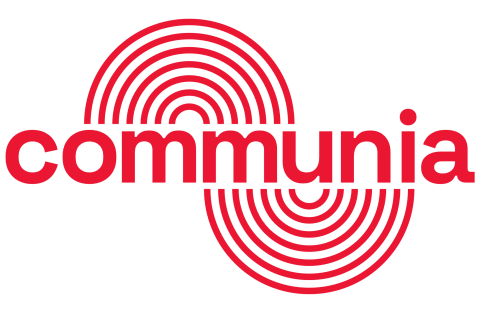 Logo communia: Schriftzug communia mit geschwungenen Wellenlinien